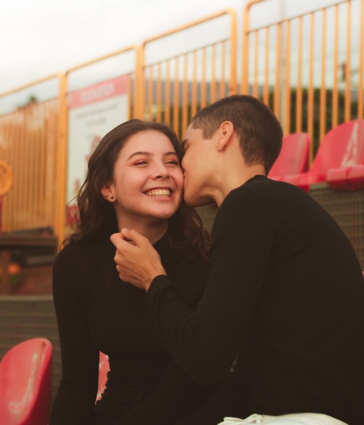 парень целует девушку