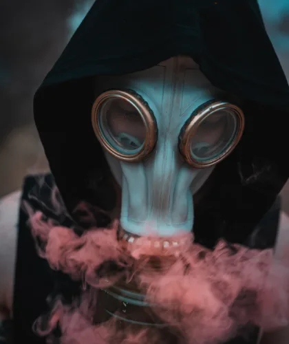 человек в противогазе