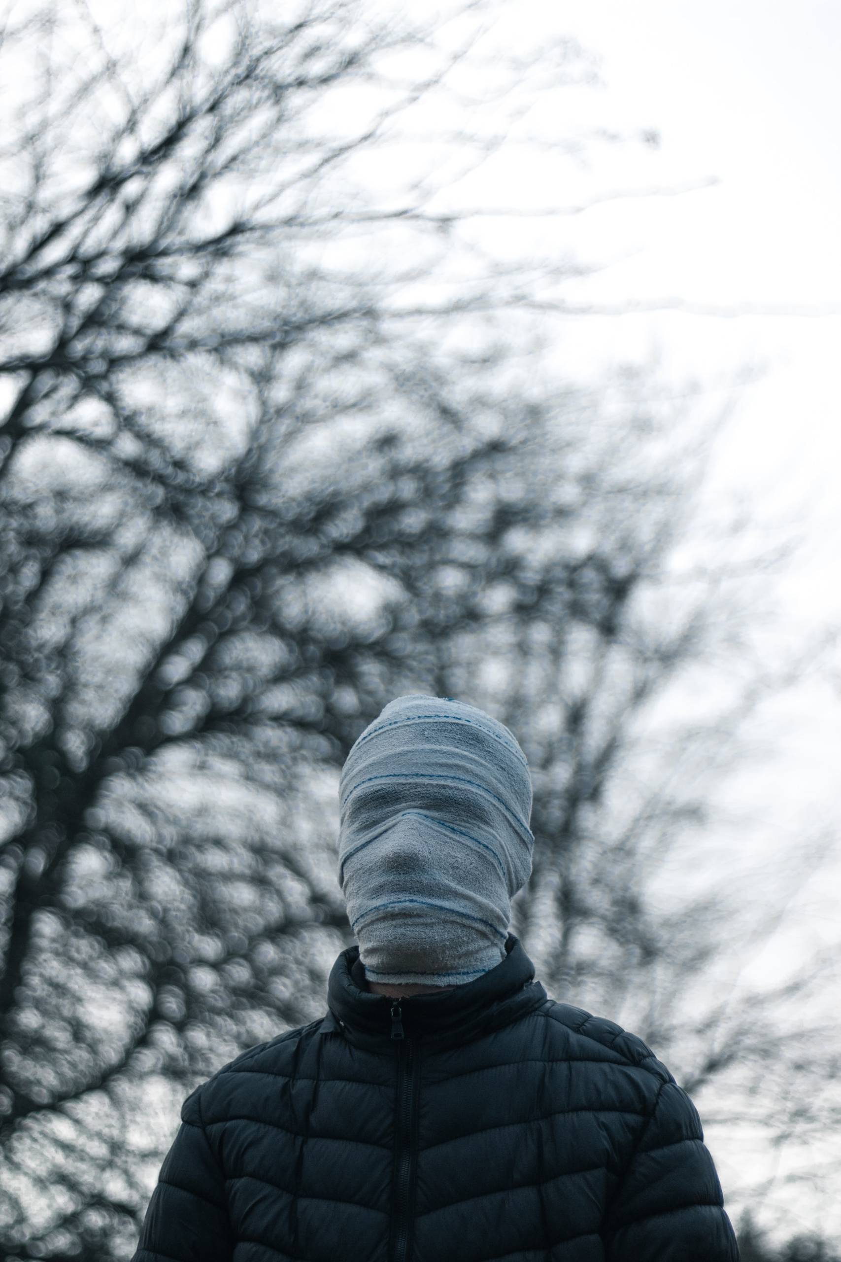 мужчина с забинтованным лицом