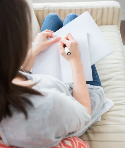 девушка пишет письмо