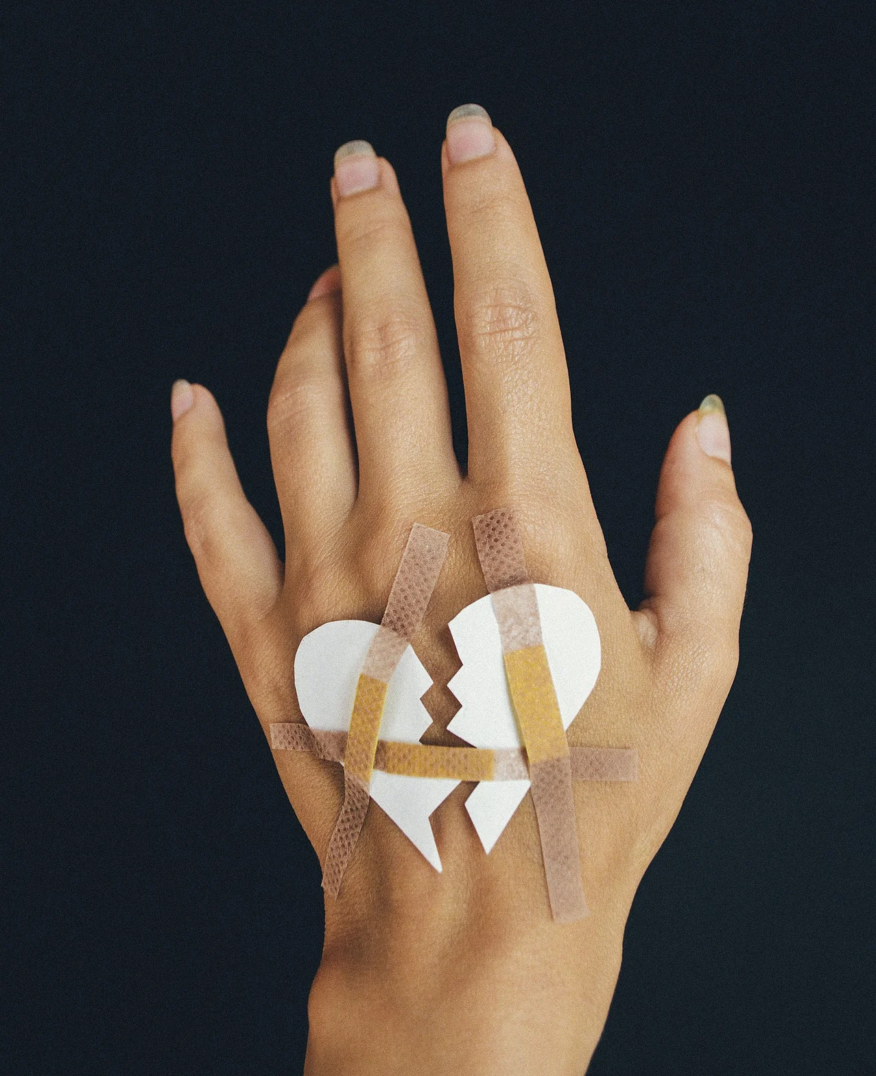 разбитое сердечко на руке