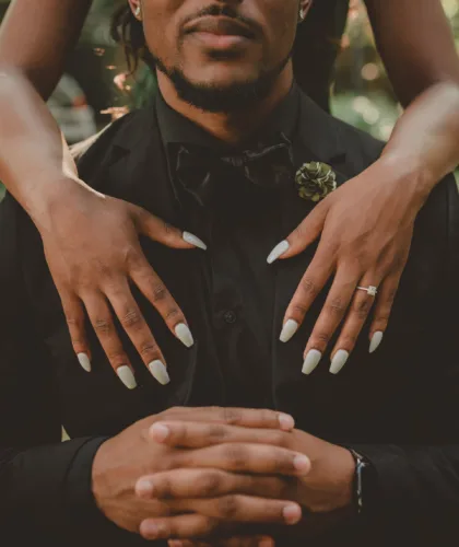 руки девушки на парне