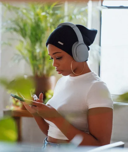 девушка с телефоном