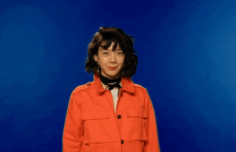 девушка показывает сердечко