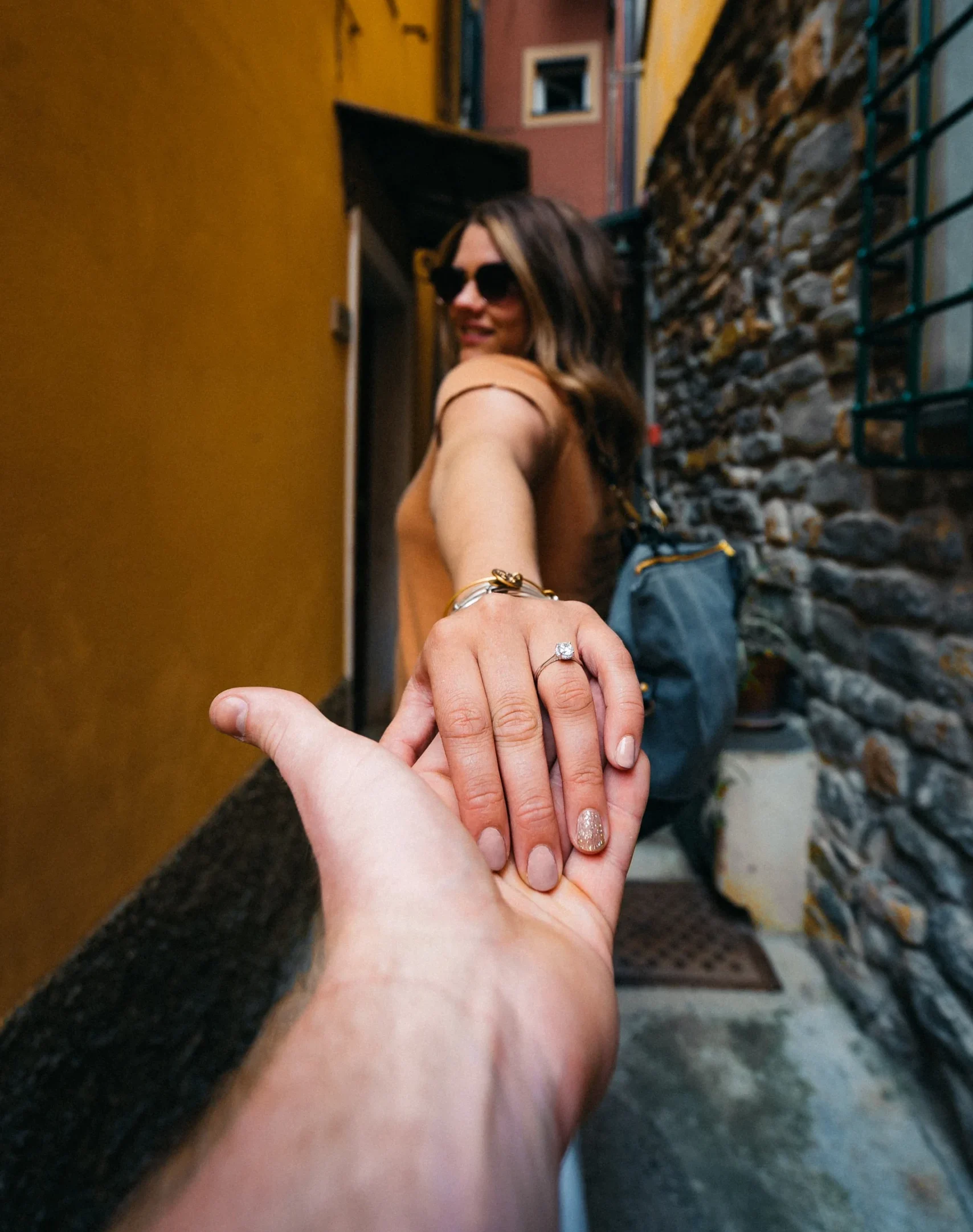 девушка ведет парня за руку