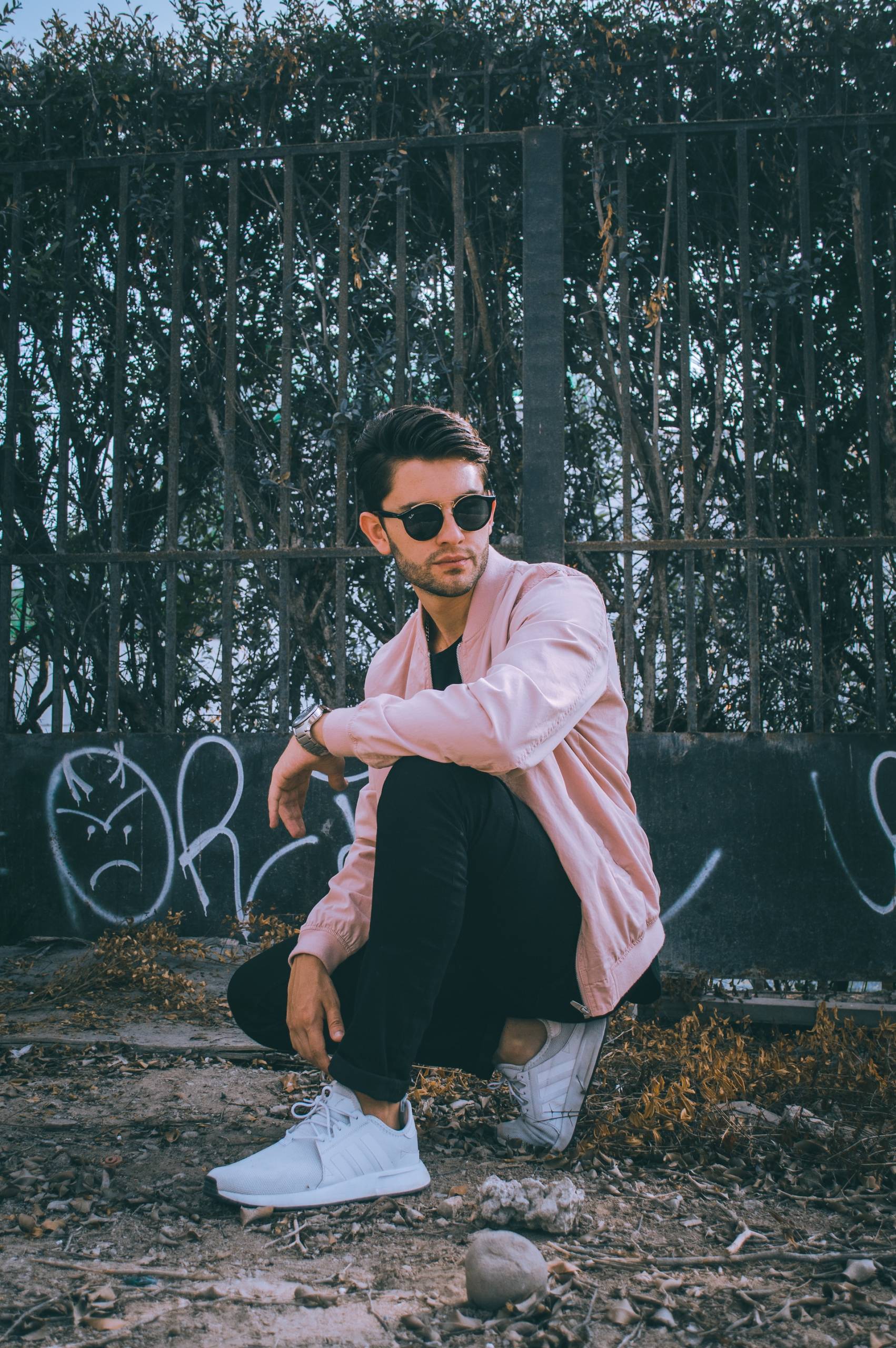 парень в розовом