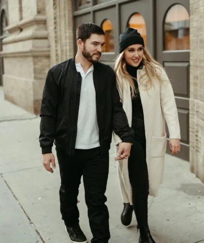 пара на прогулке