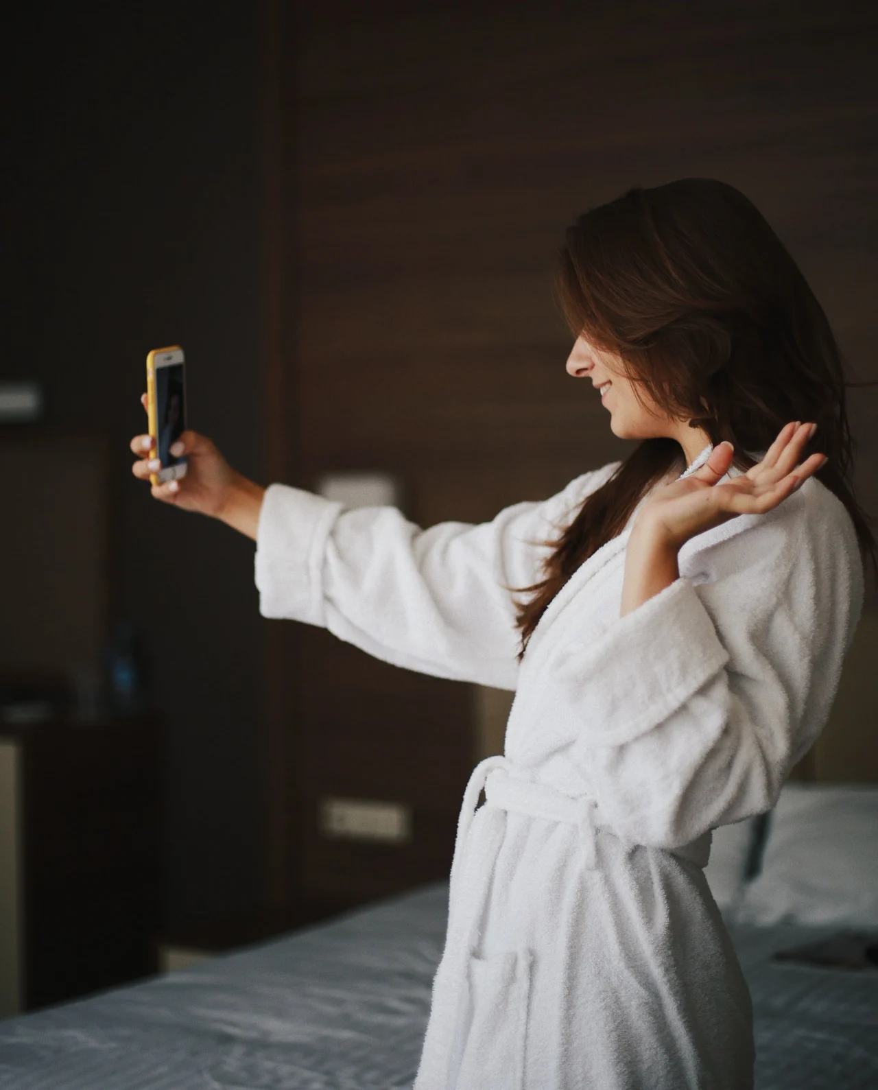 девушка говорит по видеосвязи