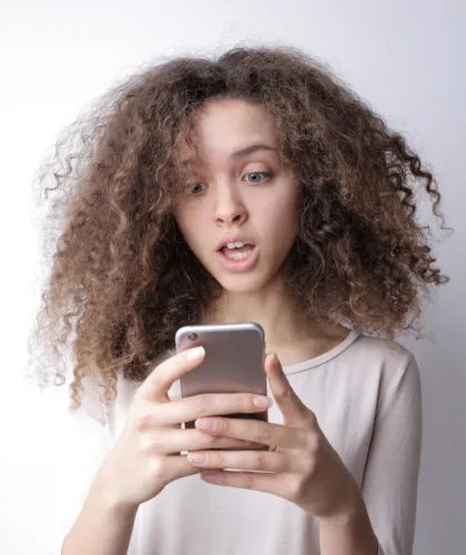 девушка с телефоном