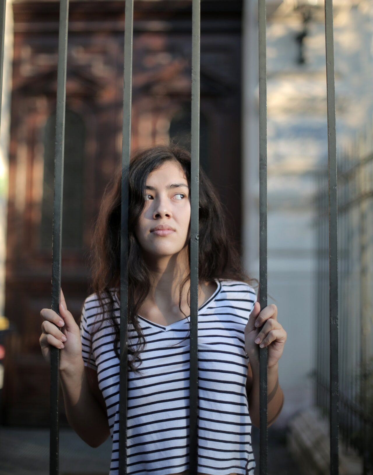 девушка за решеткой