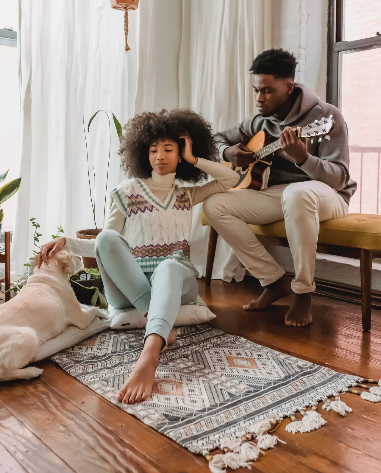 пара с гитарой и собакой