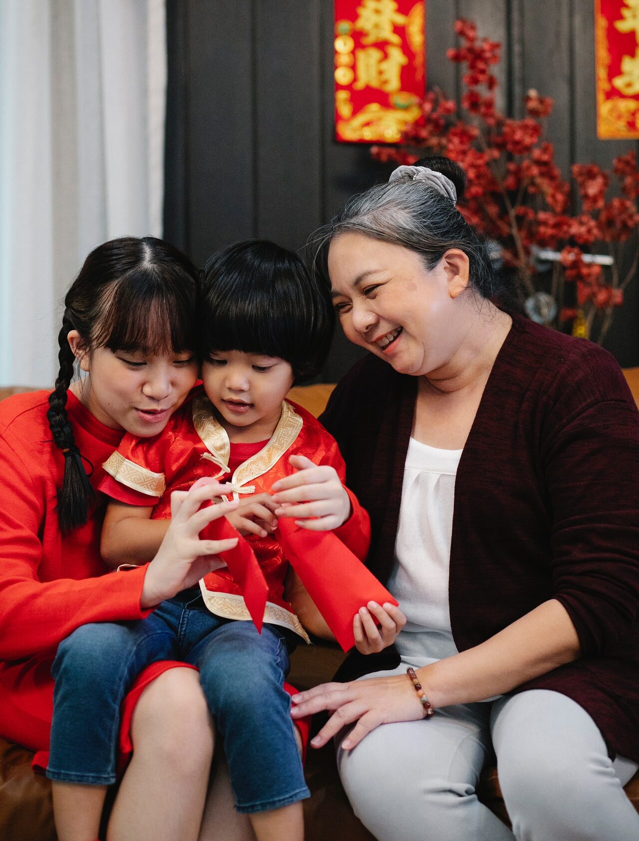 мать и бабушка с ребенком