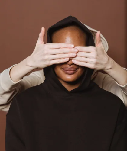 девушке закрывают глаза