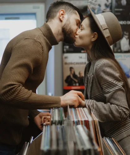 пара целуется