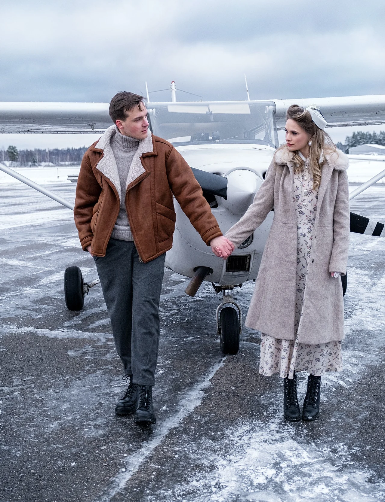 пара держится за руки