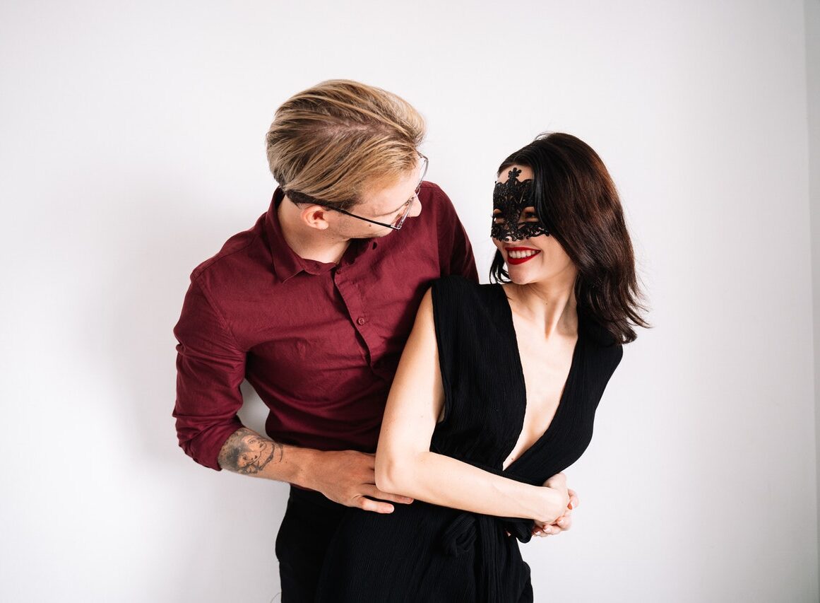 пара обнимается