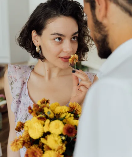 девушка с цветами и парень