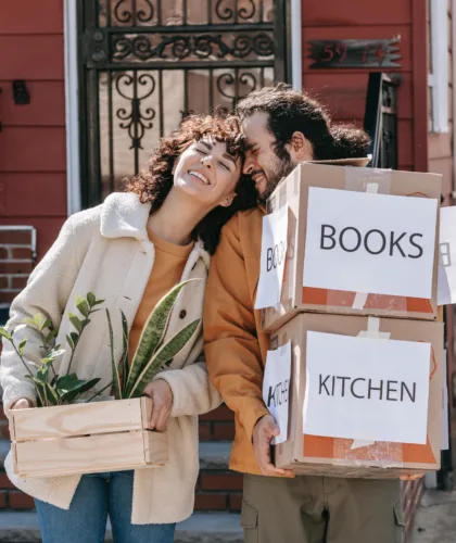 пара переезжает