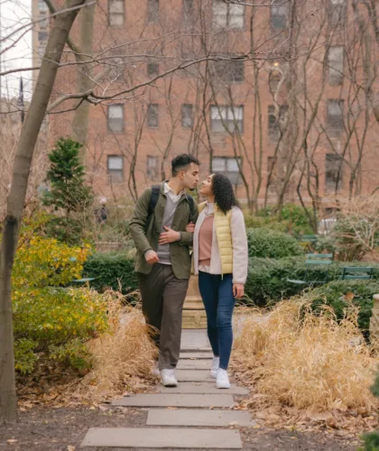 пара целуется