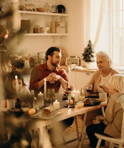 семья за столом