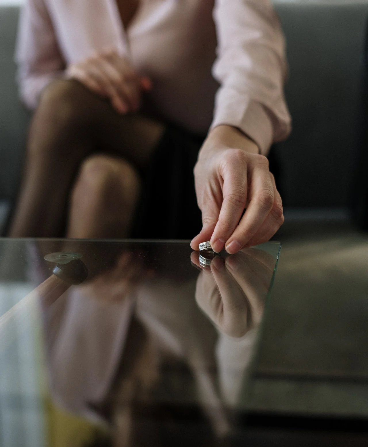 кольцо на столе