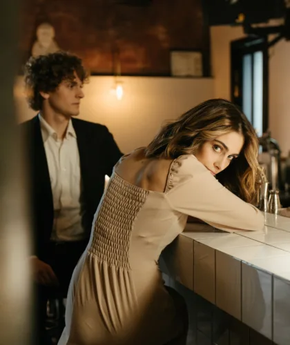 девушка и парень в кафе