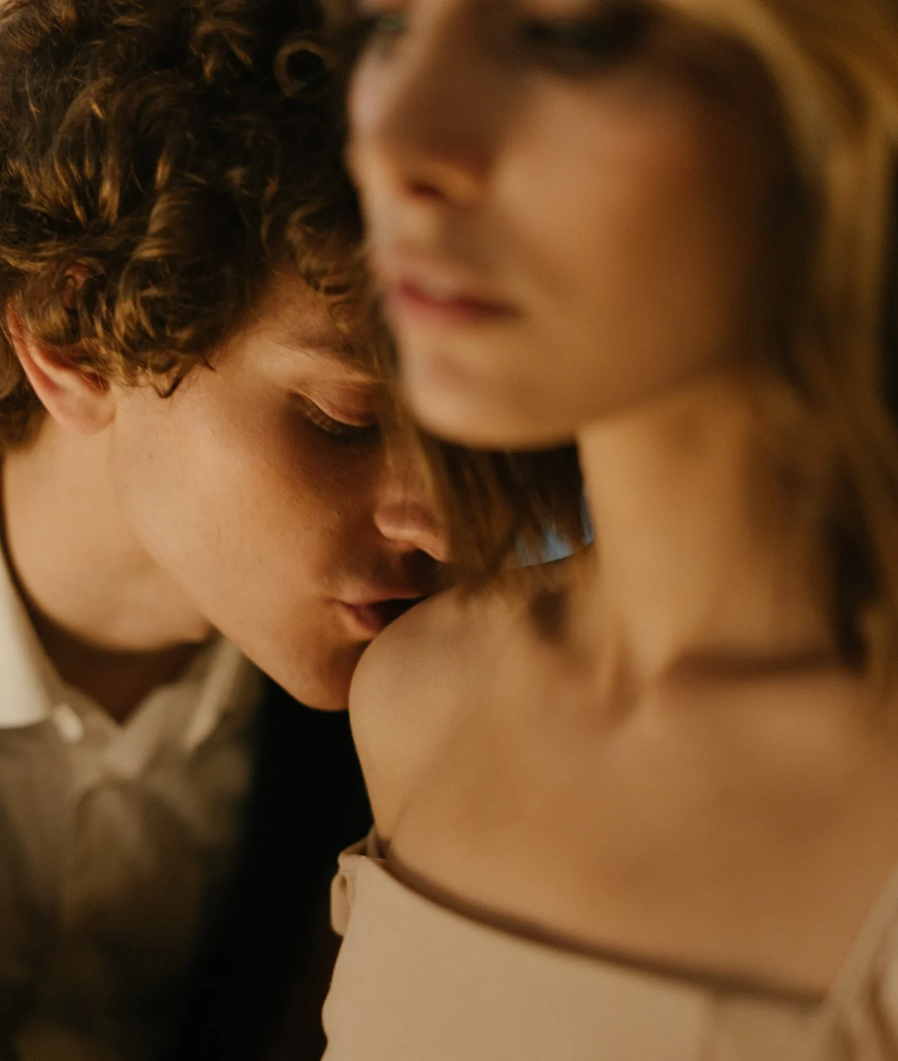 парень целует девушку