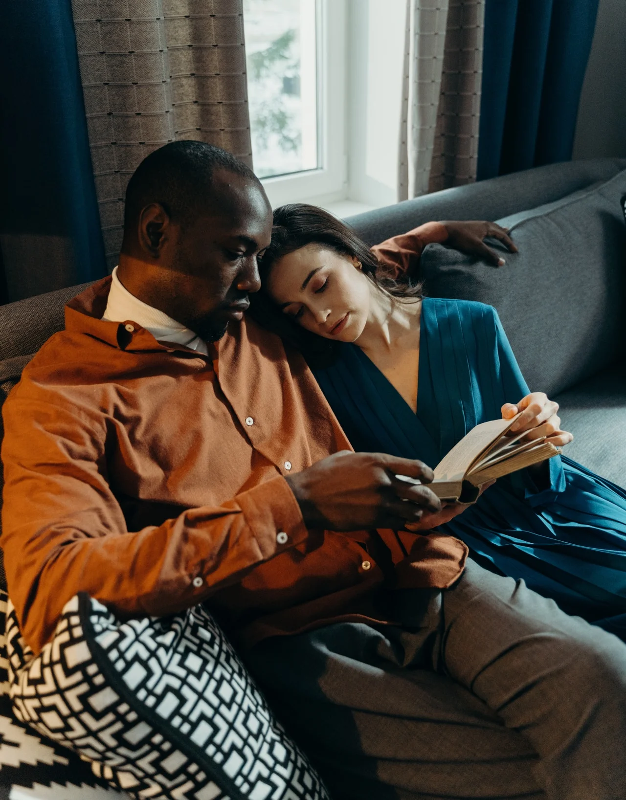 пара с книгой