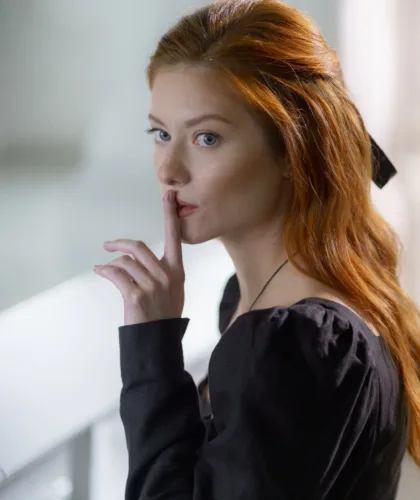 девушка показывает тихо