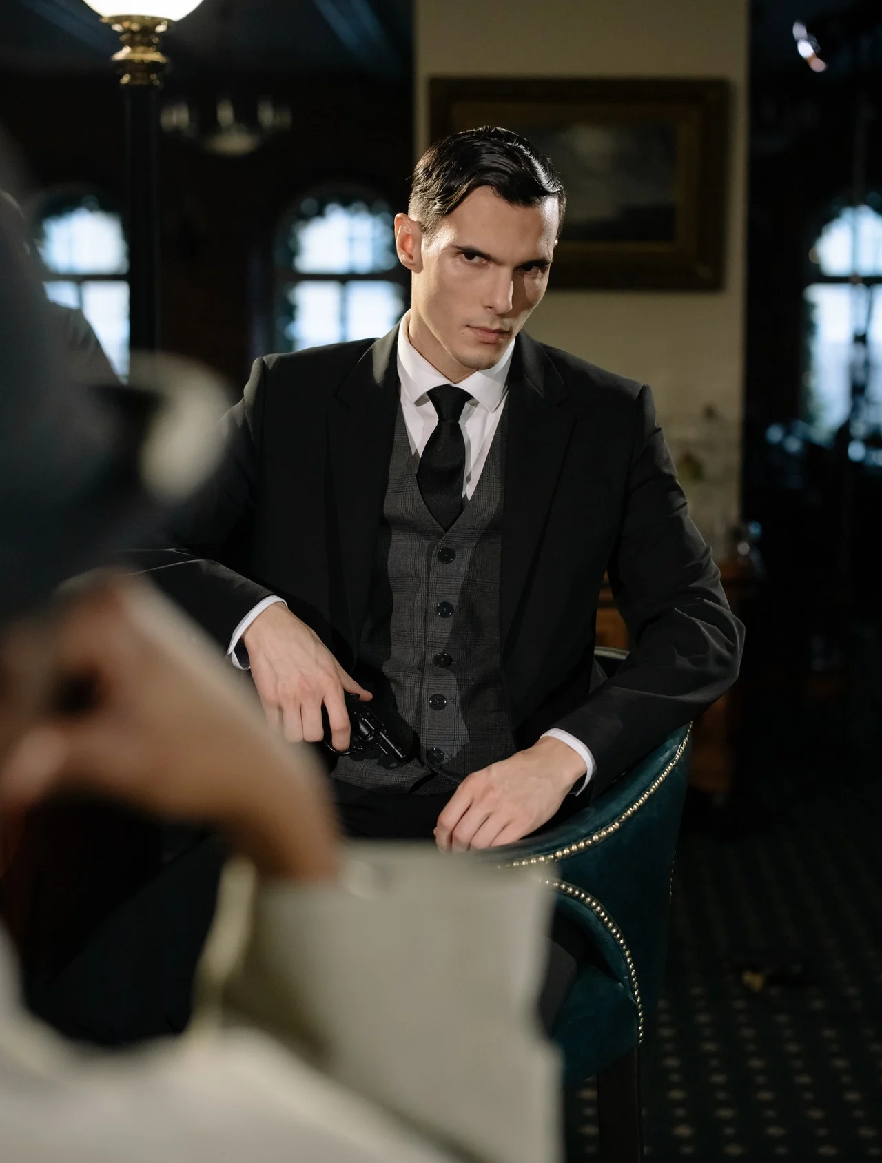 парень смотрит на девушку