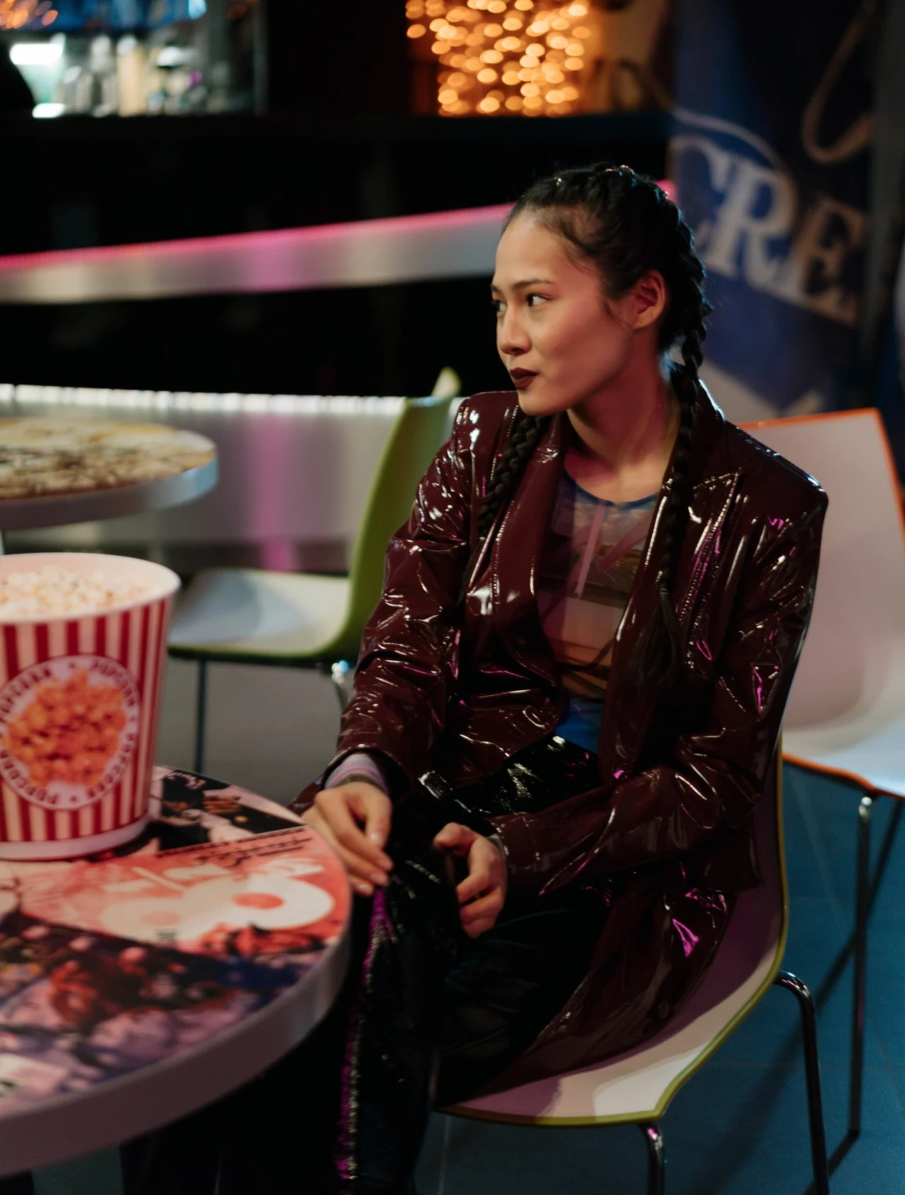 девушка в кафе