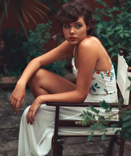 задумчивая девушка