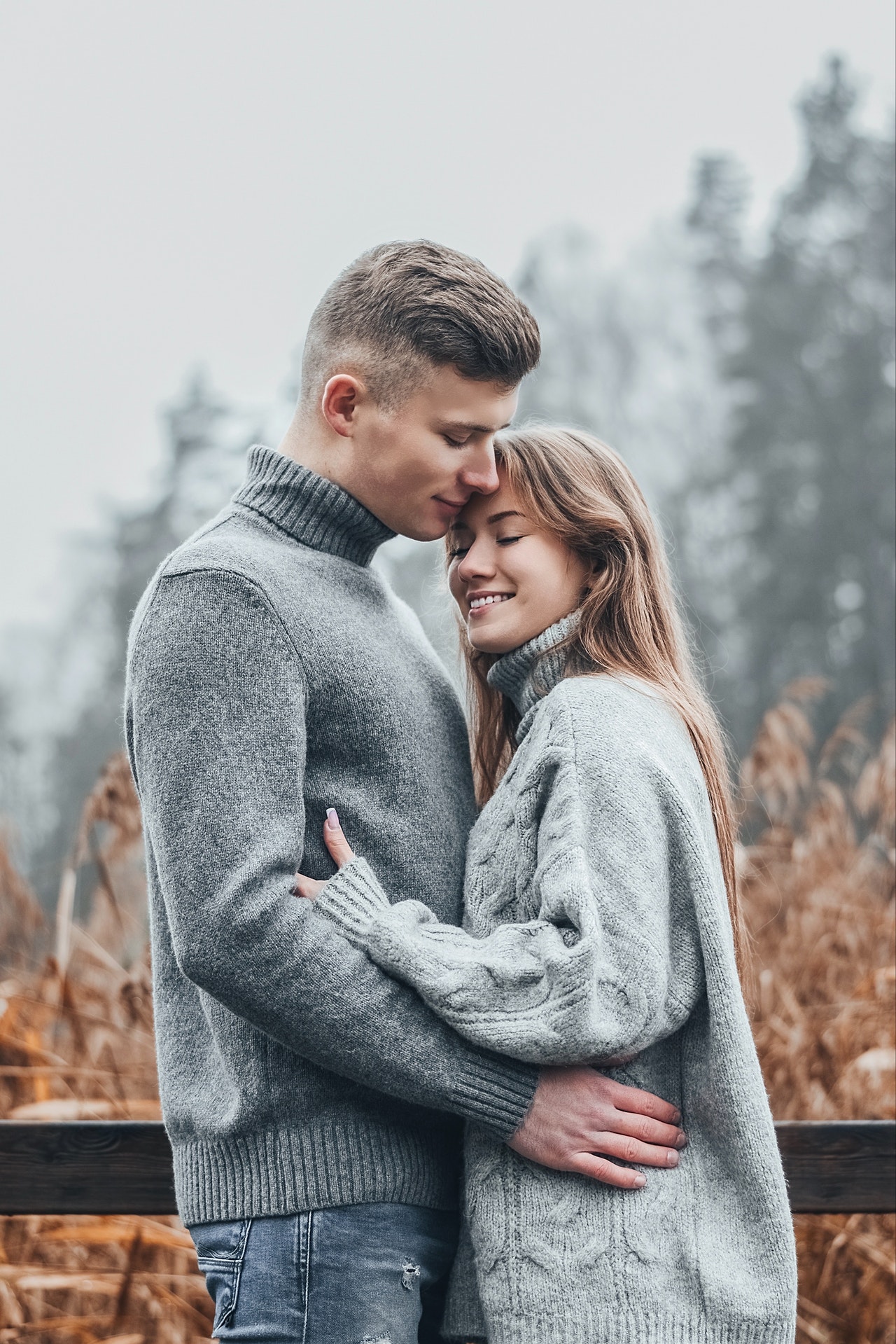 пара обнимается