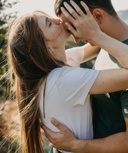 девушка целует парня