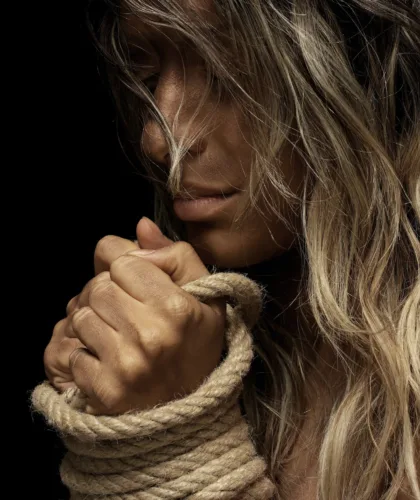 девушка со связанными руками