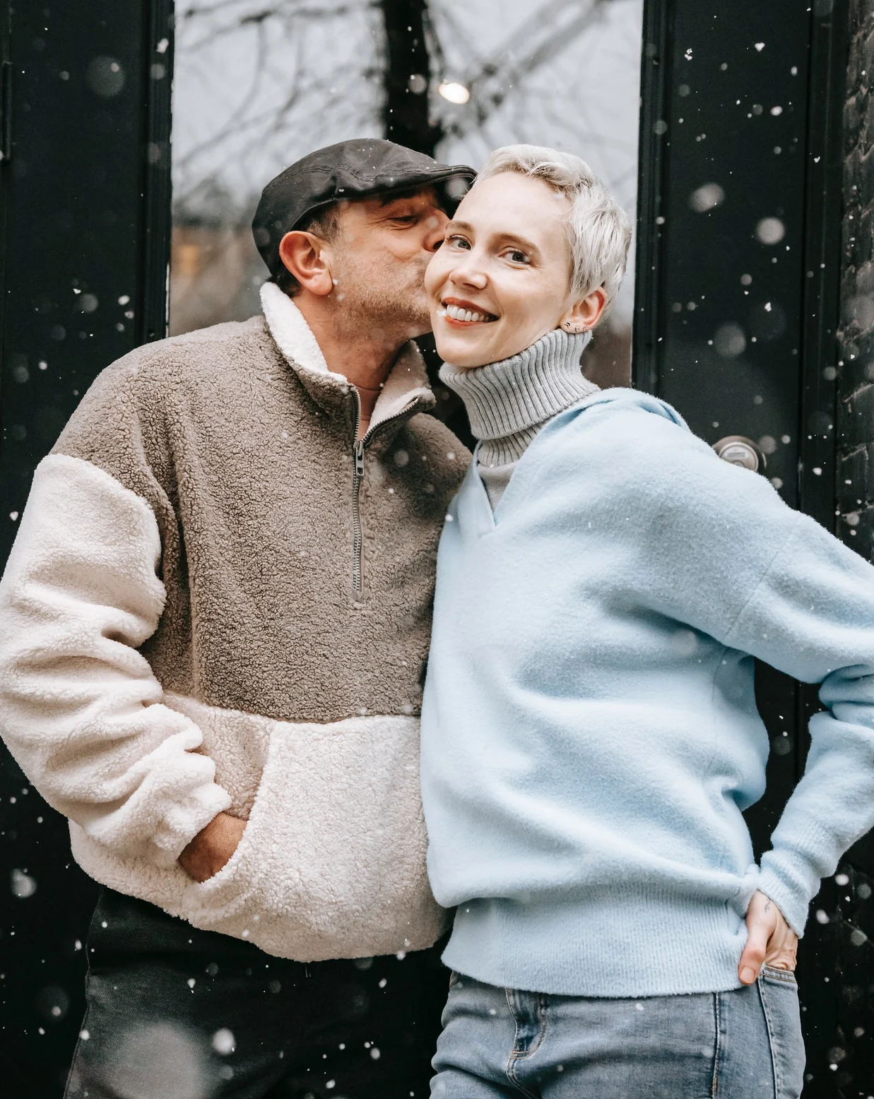 парень целует девушку