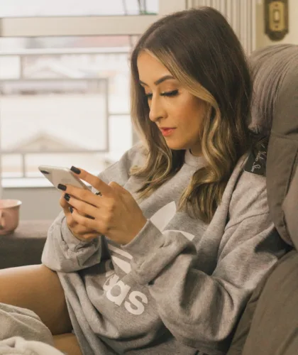 девушка с телефоном