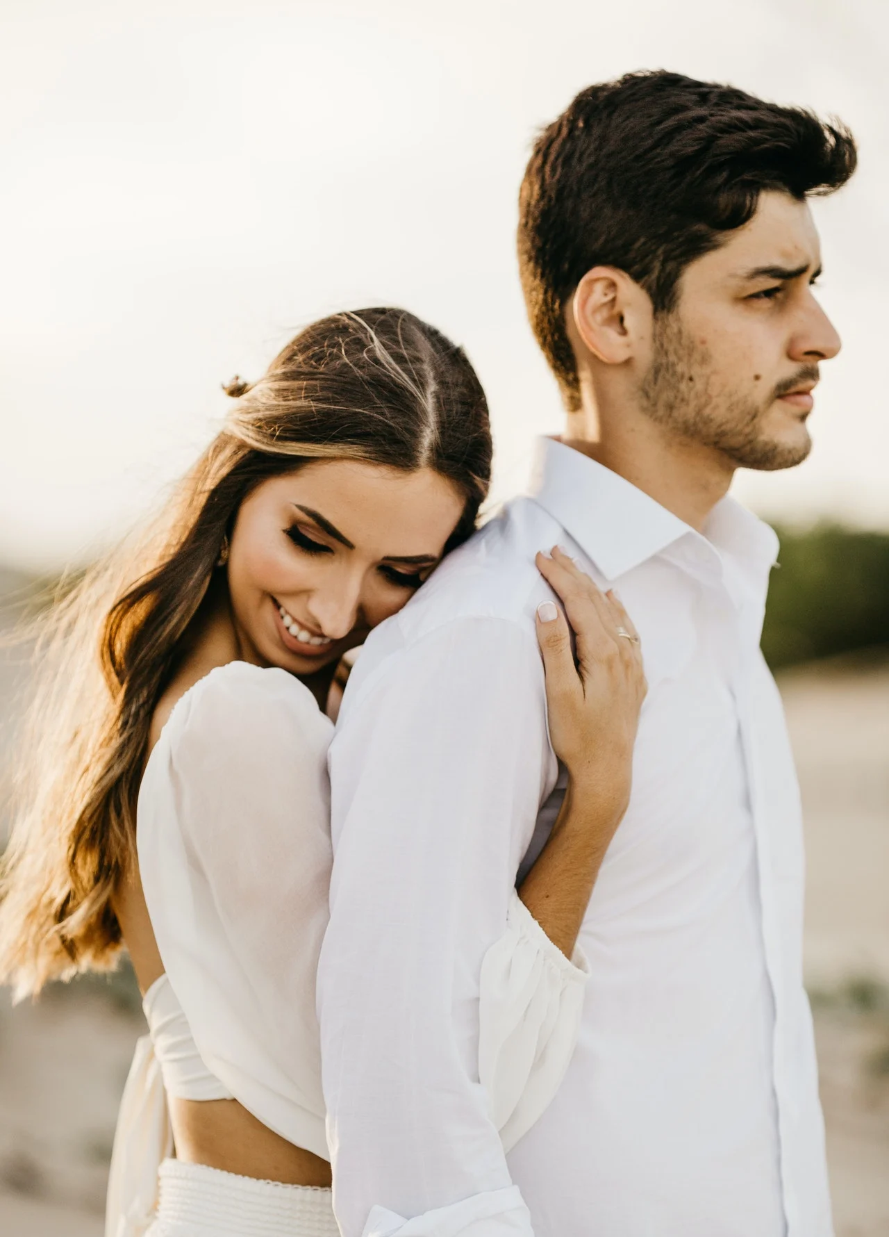 девушка обнимает парня