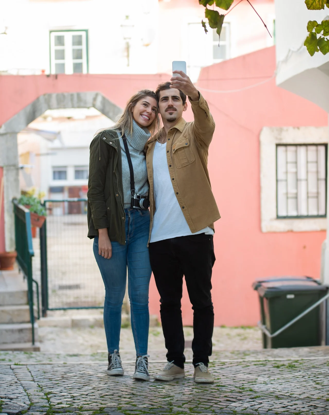 пара делает селфи