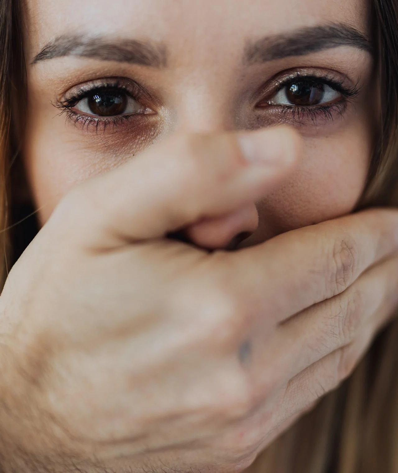 парень закрывает девушке рот