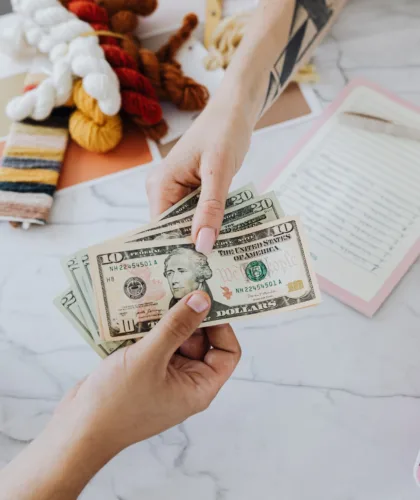 девушка дает деньги парню