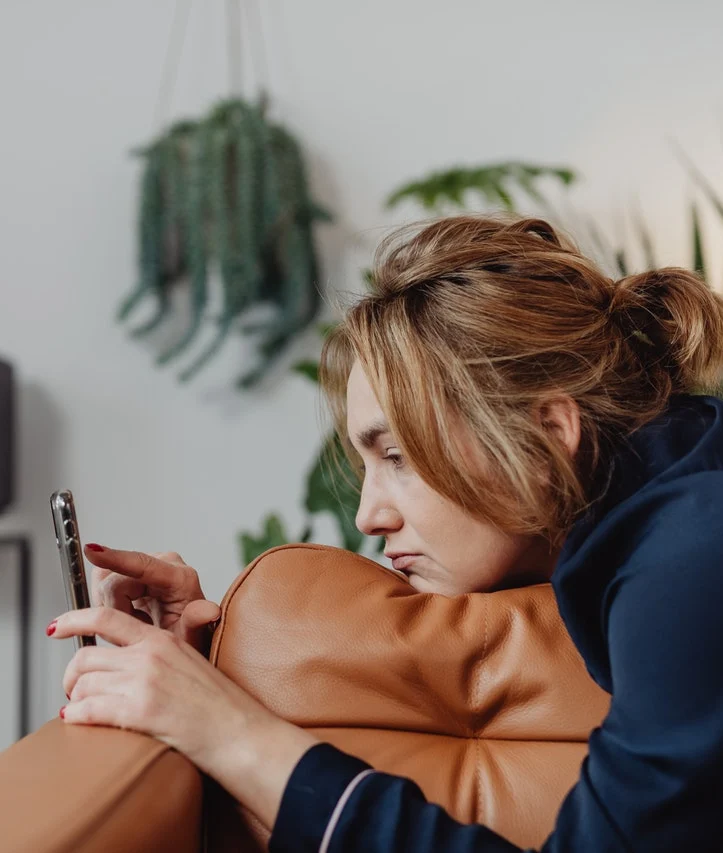 девушка с телефоном