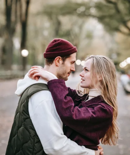 пара обнимается