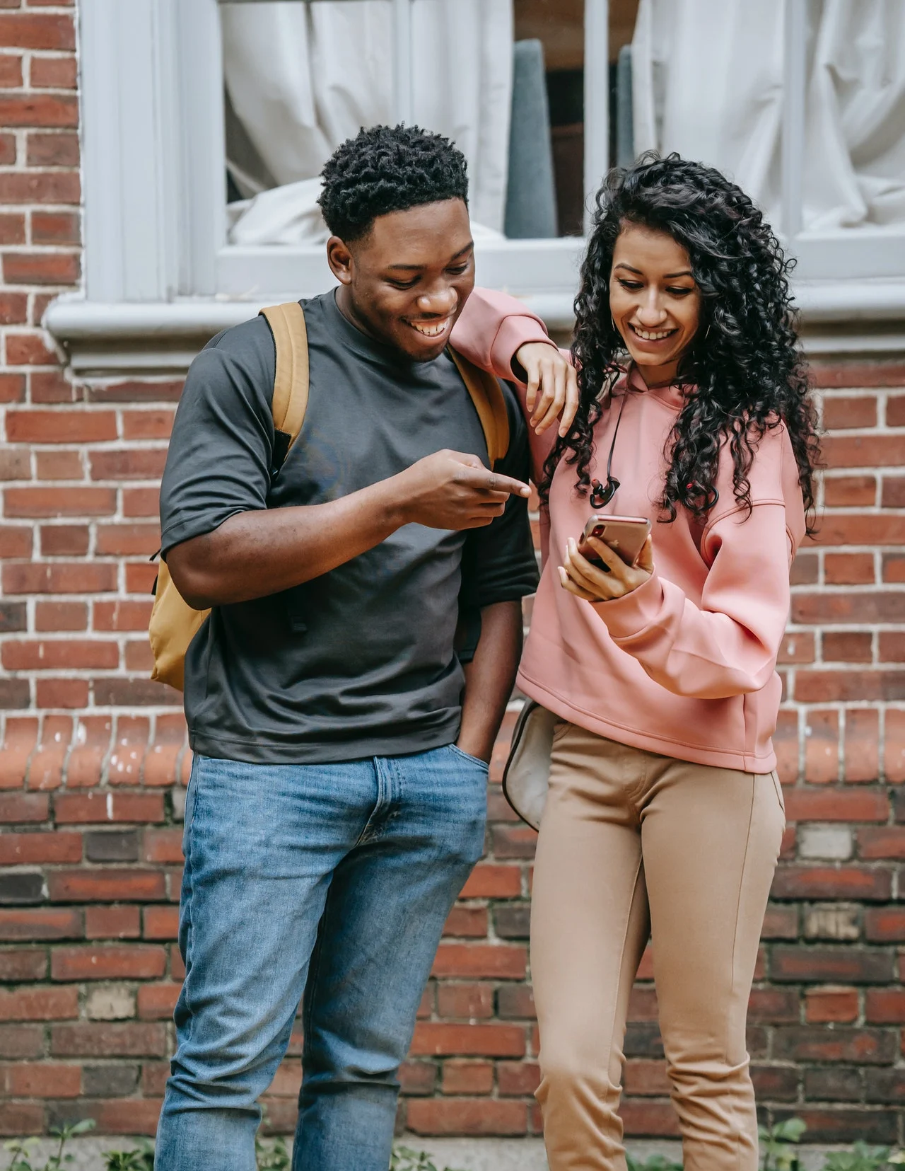 пара с телефоном