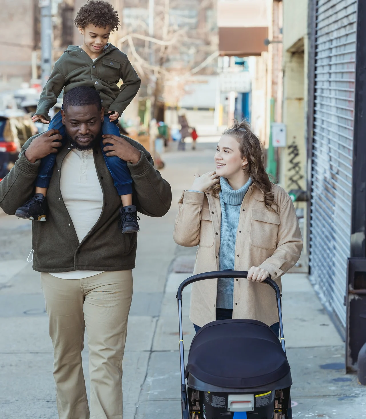 семья на прогулке