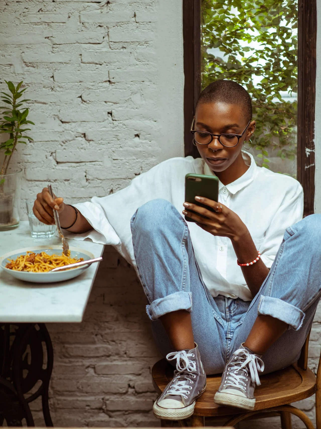 девушка с телефоном