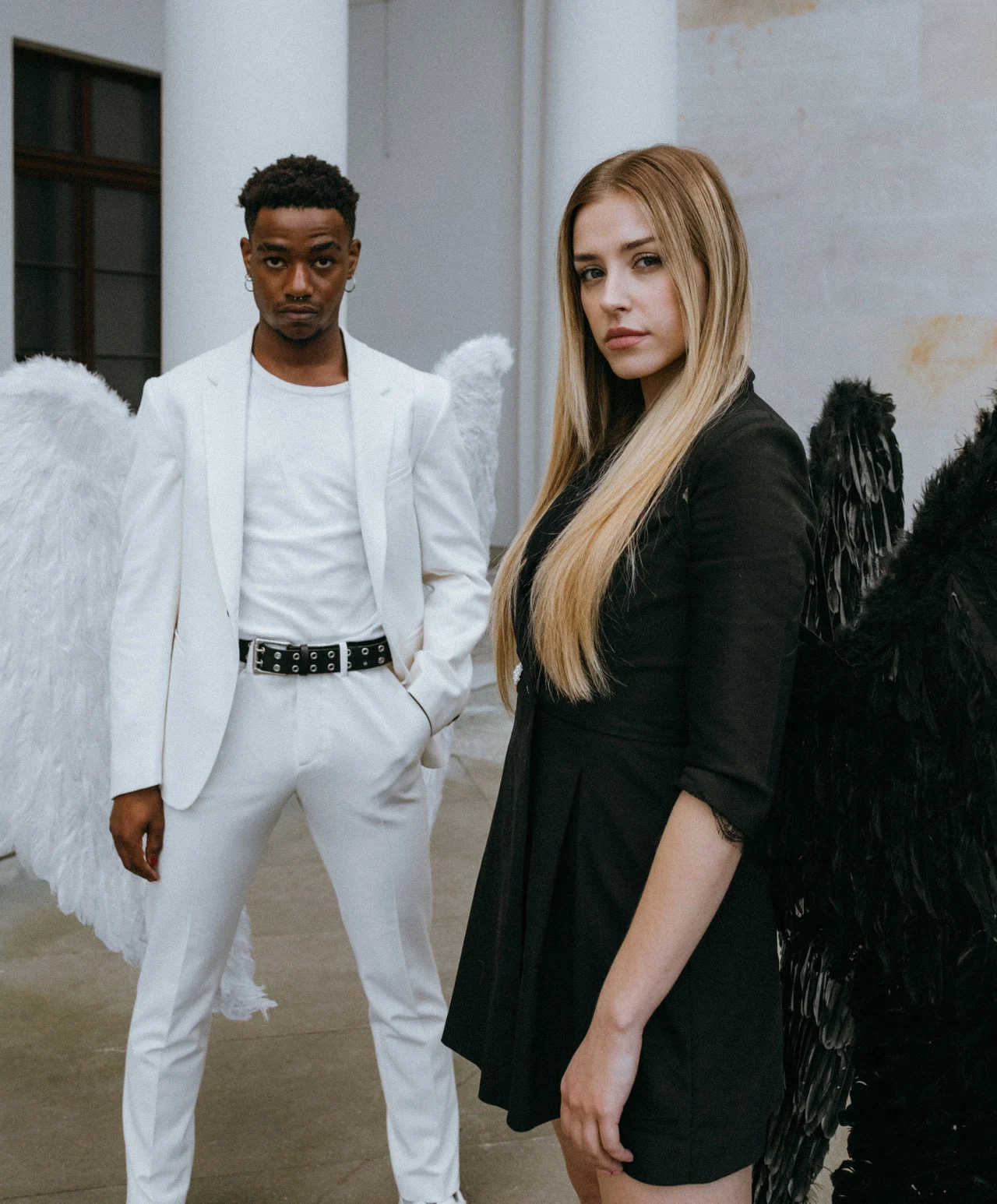 девушка и парень с крыльями