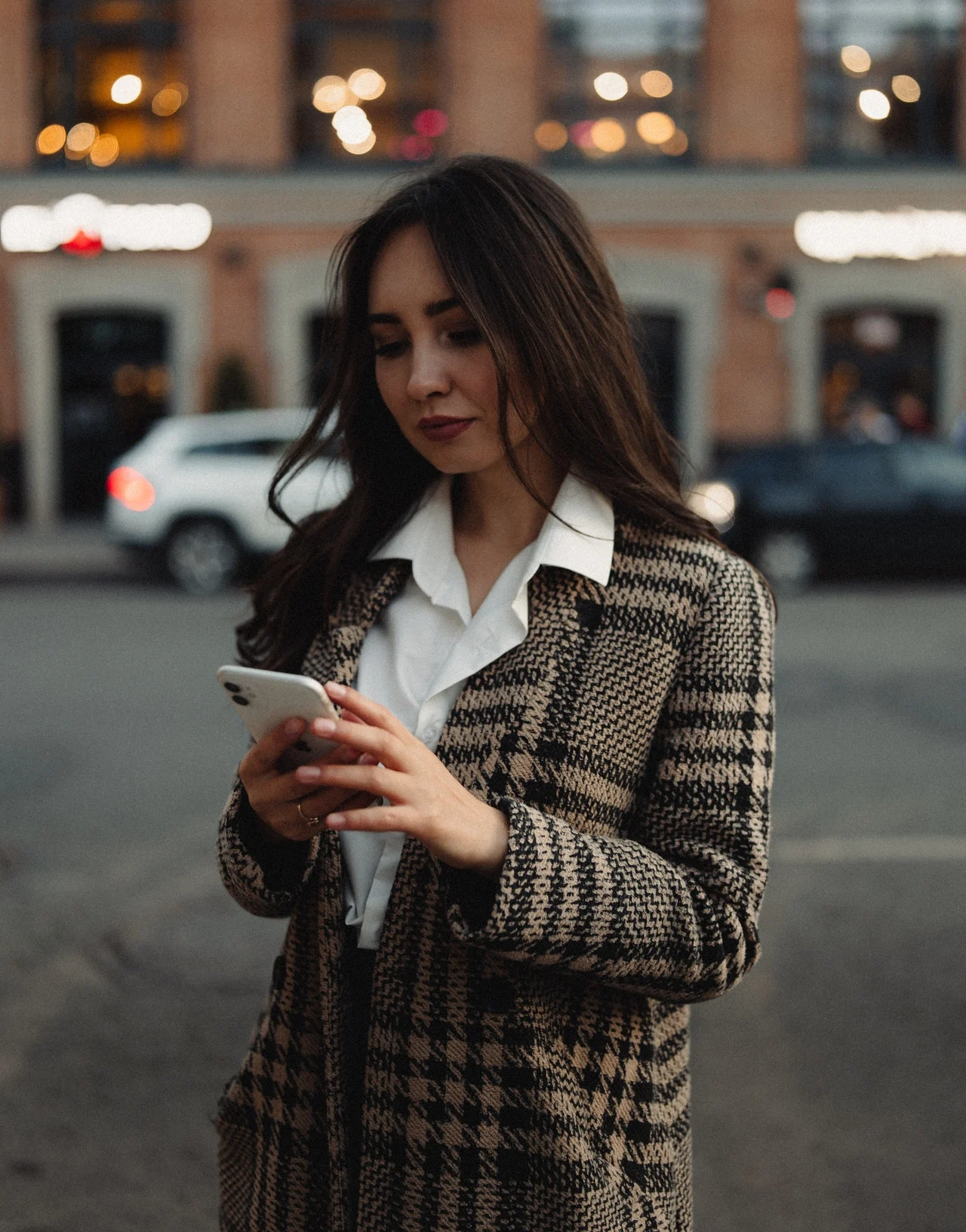 девушка с телефоном