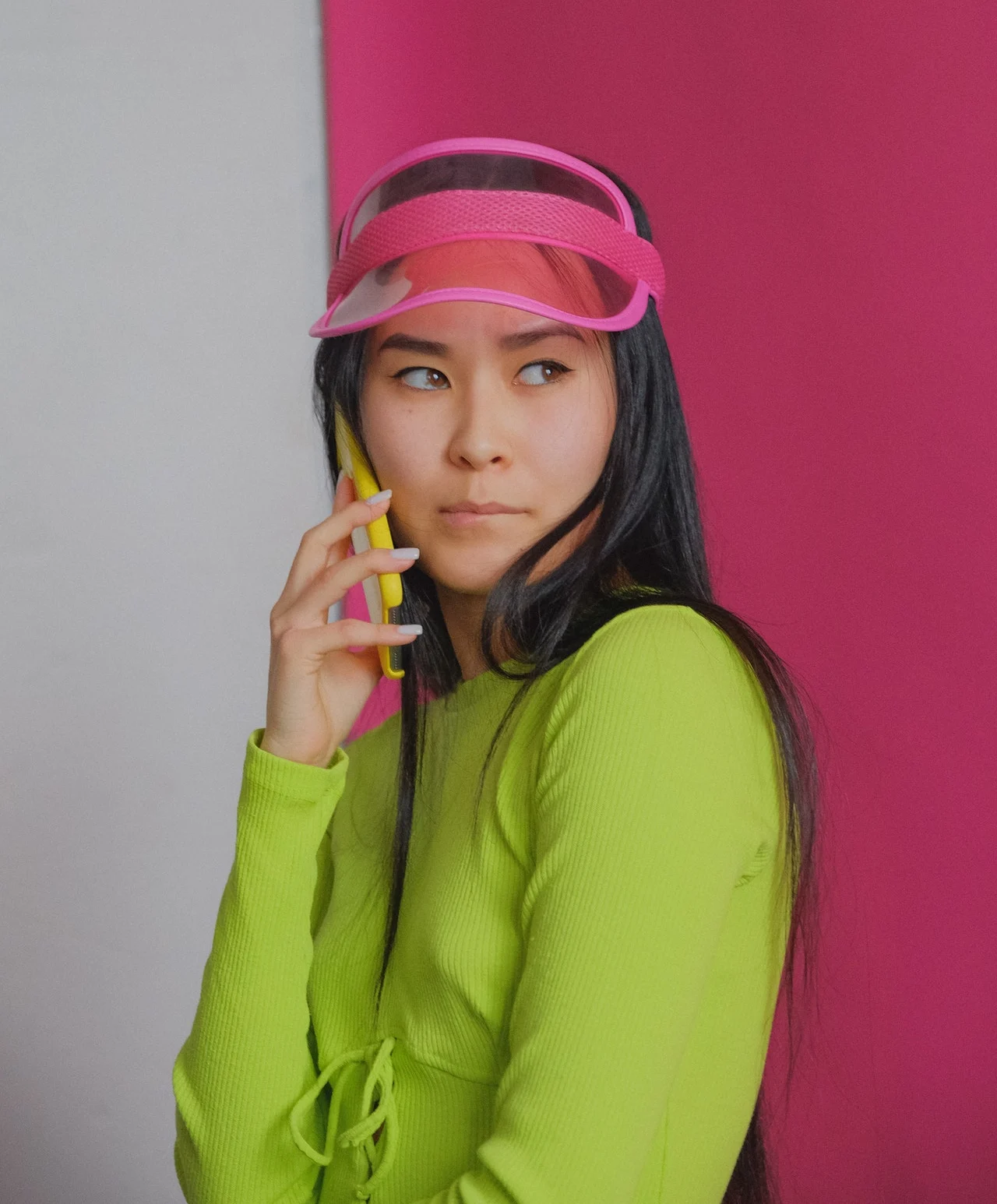 девушка с телефоном