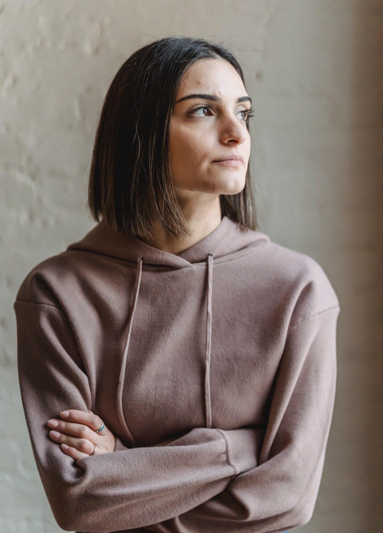 недовольная девушка